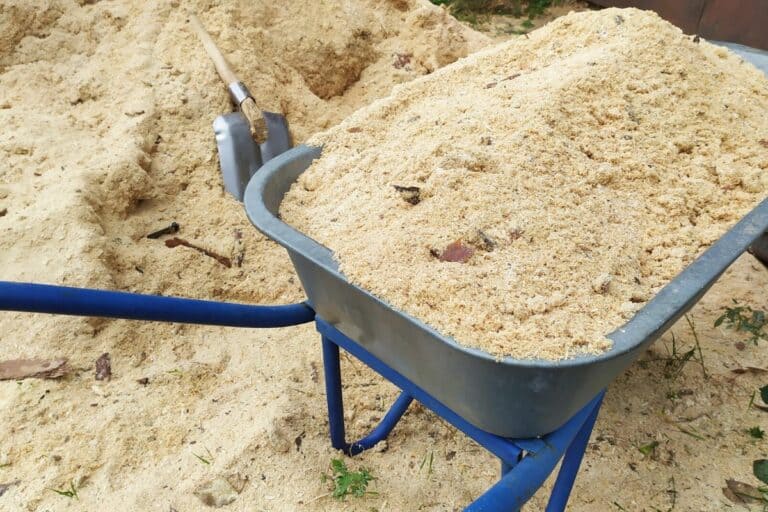 How to Use Sawdust As Mulch in a Vegetable Garden